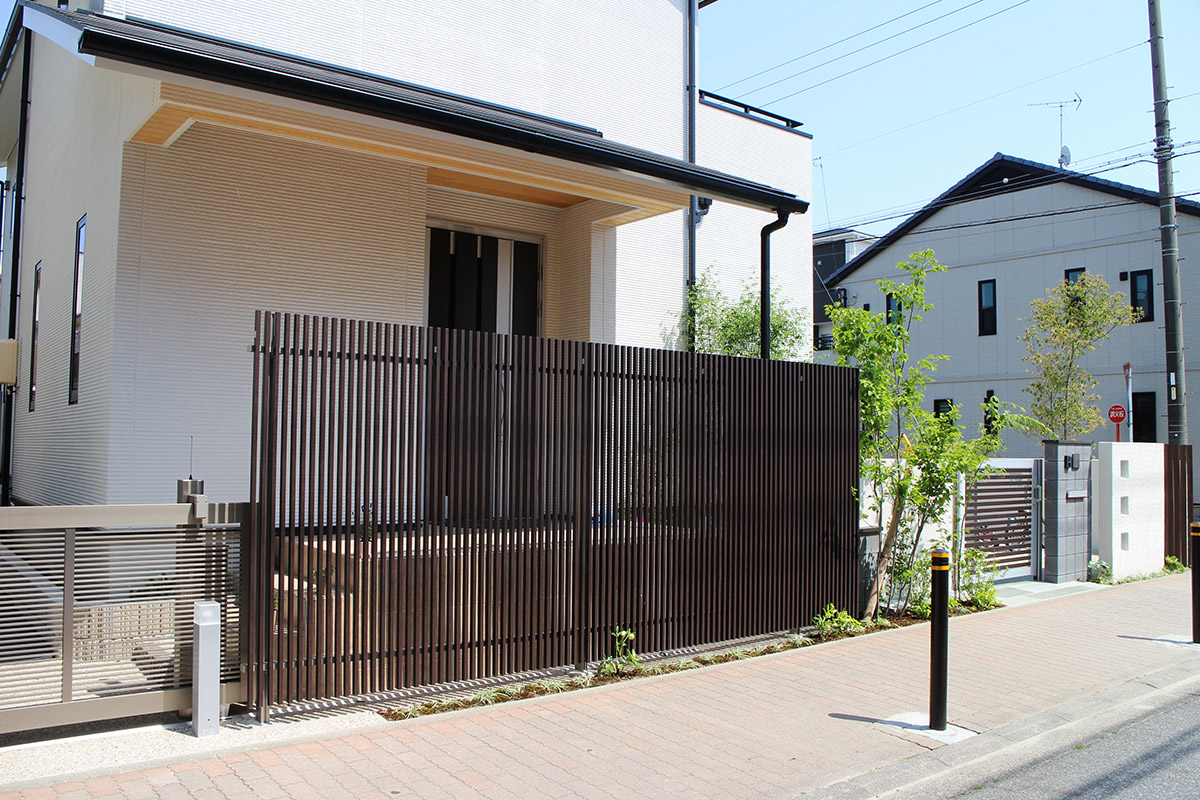 使い勝手のよいスライド扉を使ったクローズドスタイル。 | 名古屋市の外構工事・エクステリア専門会社「デコガーデン」