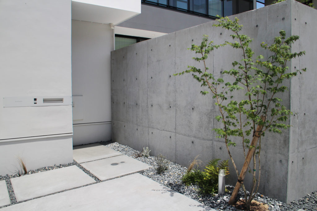 コンクリート擁壁で囲われたプライベート空間 名古屋市の外構工事 エクステリア専門会社 デコガーデン